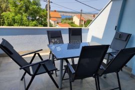 Kuća sa 6 apartmana i uhodanim turističkim najmom, Crikvenica, House