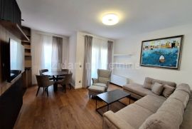 Zemun, LUX, nov, namešten, 2.5, sa garažom, Zemun, Apartamento