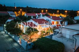 KUĆA S ČETIRI STAMBENE JEDINICE, 90 m OD MORA, SLIJEPA ULICA - PETRČANE, Zadar - Okolica, House