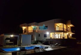 LUKSUZNA VILLA U CRIKVENICI SA VELIKOM OKUĆNICOM, Crikvenica, Famiglia