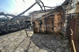 Istra, Grožnjan, okolica - autohtona istarska kamena kuća sa 60 000 m2 zemljišta, Grožnjan, House