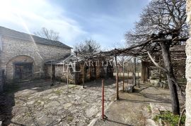 Istra, Grožnjan, okolica - autohtona istarska kamena kuća sa 60 000 m2 zemljišta, Grožnjan, Kuća