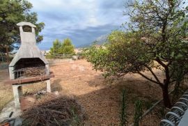 ATRAKTIVNO ZEMLJIŠTE S KUĆICOM, Kaštela, Land