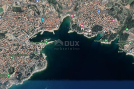 OTOK KRK, GRAD KRK, CENTAR - građevinsko zemljište 1.325 m2 s pogledom na more za stambenu zgradu / stanove / apartmane / obiteljsku kuću / villu s bazenom!!! PRILIKA!!!, Krk, Terrain