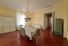 OPATIJA, CENTAR- Luksuzan stan od 180 m2 s pogledom na more i 4 parkirna mjesta, Opatija, شقة