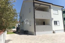 STAN U NOVOJ KUĆI  U VODICAMA    700 m OD MORA 108  M2, Vodice, شقة