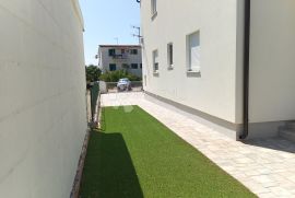 STAN U NOVOJ KUĆI  U VODICAMA    700 m OD MORA 108  M2, Vodice, Apartamento