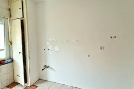 Rijetko dostupna lokacija. 2soban stan u visokom prizemlju blizu tržnice Veruda, Pula, Appartment