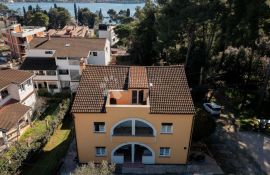 APARTMANSKA KUĆA U ROVINJU, 200 METARA OD MORA, Rovinj, Дом