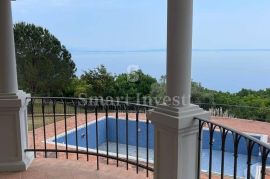 OPATIJA, vila s bazenom i pogledom na more na velikoj okućnici, Opatija, Casa