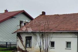 Kuća za adaptaciju u centru Delnica, Delnice, House