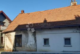 Kuća za adaptaciju u centru Delnica, Delnice, House