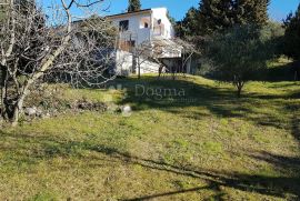 Kuća sa velikom okućnicom, Vinodolska Općina, Haus