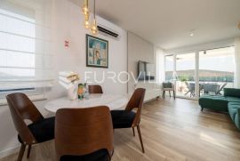 Trogir, novouređen stan s predivnim pogledom – dugoročan najam, Trogir, Appartment