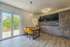 Novogradnja sa dvorištem u mirnom kraju Pule!, Appartment