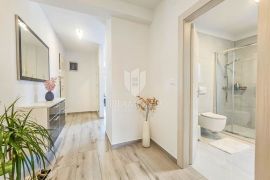 Novogradnja sa dvorištem u mirnom kraju Pule!, Apartamento