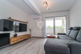 Novogradnja sa dvorištem u mirnom kraju Pule!, Appartement