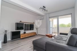 Novogradnja sa dvorištem u mirnom kraju Pule!, Appartement