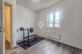 Novogradnja sa dvorištem u mirnom kraju Pule!, Apartamento