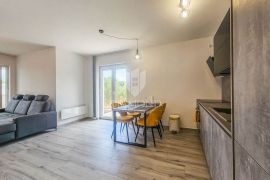 Novogradnja sa dvorištem u mirnom kraju Pule!, Apartamento