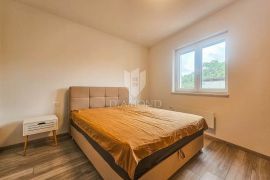 Novogradnja sa dvorištem u mirnom kraju Pule!, Apartamento