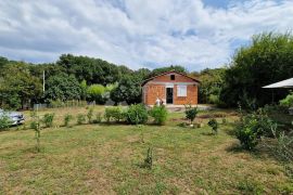 Kuća sa prostranom okućnicom u mirnom okruženju, Medulin, House