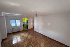 Đeram, trosoban, odmah useljiv, sa garažom, Zvezdara, Appartement