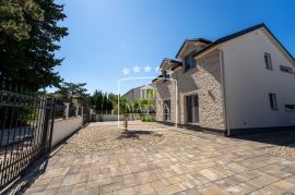 Privlaka - moderna villa 4 stambene jedinice s bazenom!! 495000€, Privlaka, Haus