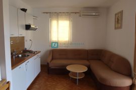 VODICE, samostojeća kuća, 7 apartmana, dvorište, Vodice, Дом