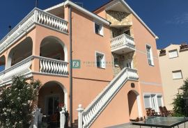 VODICE, samostojeća kuća, 7 apartmana, dvorište, Vodice, House