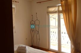 VODICE, samostojeća kuća, 7 apartmana, dvorište, Vodice, House