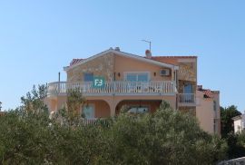 VODICE, samostojeća kuća, 7 apartmana, dvorište, Vodice, Дом