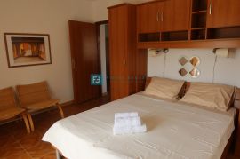 VODICE, samostojeća kuća, 7 apartmana, dvorište, Vodice, بيت