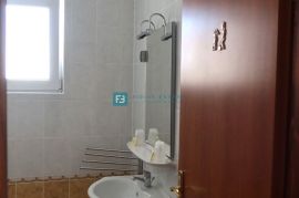 VODICE, samostojeća kuća, 7 apartmana, dvorište, Vodice, Дом