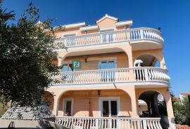 VODICE, samostojeća kuća, 7 apartmana, dvorište, Vodice, Дом