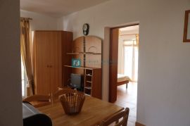 VODICE, samostojeća kuća, 7 apartmana, dvorište, Vodice, Дом