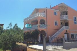 VODICE, samostojeća kuća, 7 apartmana, dvorište, Vodice, House