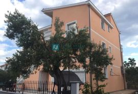 VODICE, samostojeća kuća, 7 apartmana, dvorište, Vodice, Haus