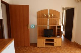 VODICE, samostojeća kuća, 7 apartmana, dvorište, Vodice, House