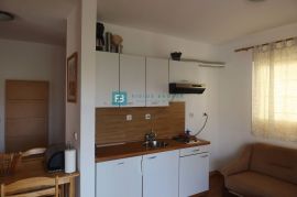 VODICE, samostojeća kuća, 7 apartmana, dvorište, Vodice, Maison