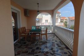 VODICE, samostojeća kuća, 7 apartmana, dvorište, Vodice, بيت