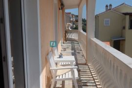 VODICE, samostojeća kuća, 7 apartmana, dvorište, Vodice, Maison