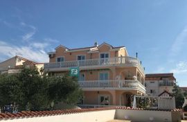 VODICE, samostojeća kuća, 7 apartmana, dvorište, Vodice, Haus