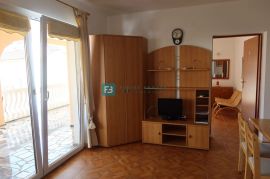 VODICE, samostojeća kuća, 7 apartmana, dvorište, Vodice, بيت