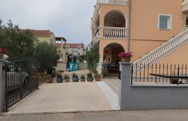 VODICE, samostojeća kuća, 7 apartmana, dvorište, Vodice, Дом