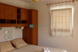 VODICE, samostojeća kuća, 7 apartmana, dvorište, Vodice, Дом