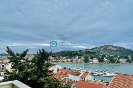 TISNO, samostojeća kuća s apartmanima, 70 m od mora, pogled na more, Tisno, Famiglia