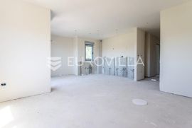 Split, Sirobuja, trosoban stan + dva parkirna mjesta NKP 71, 48 m2, Split, Flat