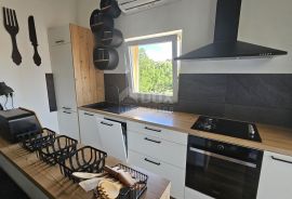 OTOK KRK, MALINSKA - Prekrasan stan 2S+DB s parkingom u mirnoj ulici, Malinska-Dubašnica, Appartment