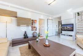 Crikvenica, eksluzivni četverosbni penthouse NKP 145 m2 s parkingom, Crikvenica, Stan